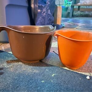 Vintage Rubbermaid Brown and Orange Measuring Cups
